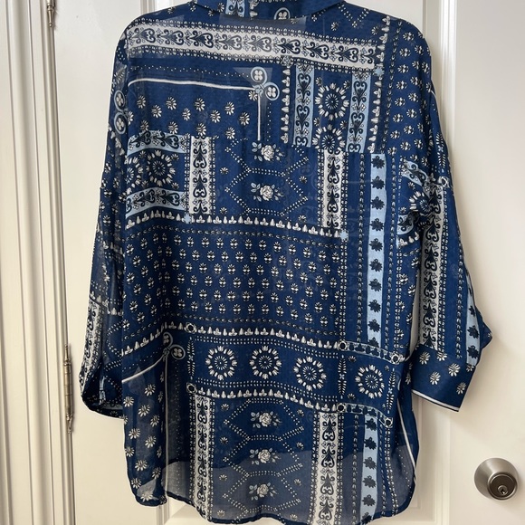 Luxurious silky blouse blue and white pattern. Perfect top - Picture 4 of 5